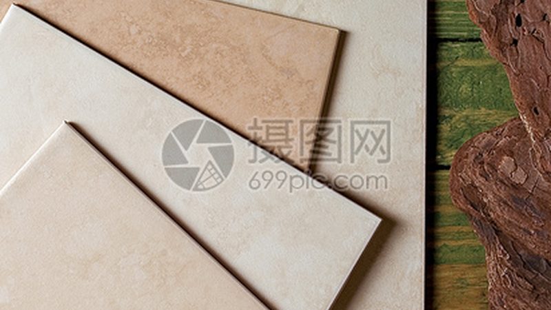 在选购客厅地板或瓷砖时，除了考虑温暖感，还应综合考虑以下因素：